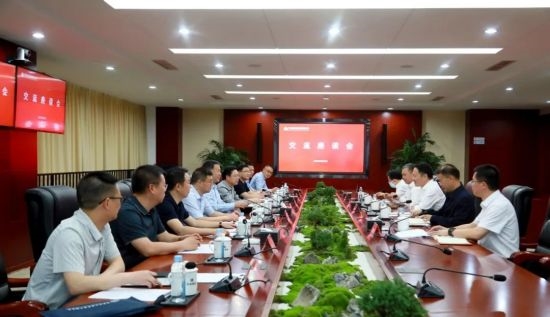 余紅輝與重慶市城口縣委書記張繼軍一行舉行座談