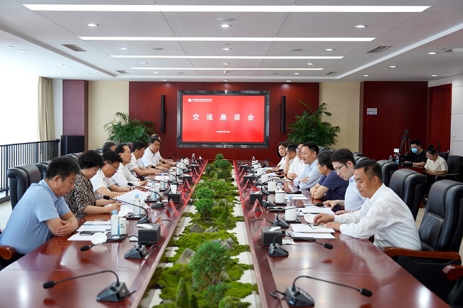 余紅輝與呼倫貝爾市委書記高潤喜座談