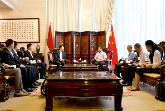 余紅輝拜訪中華人民共和國駐印尼特命全權(quán)大使陸慷，中國駐東盟使團(tuán)團(tuán)長、特命全權(quán)大使侯艷琪