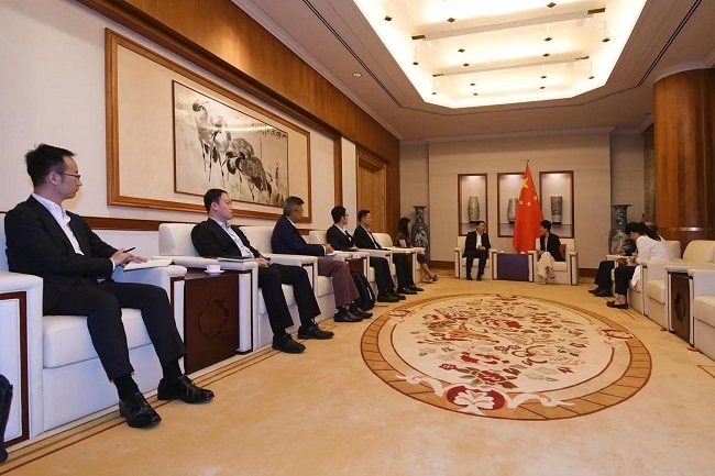 余紅輝拜會(huì)中華人民共和國駐新加坡特命全權(quán)大使孫海燕