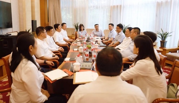 余紅輝與龍江森工集團(tuán)黨委書記、董事長張冠武一行座談