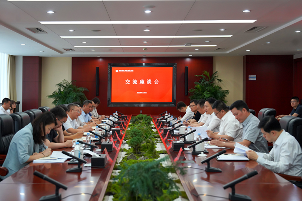 余紅輝與北京市石景山區(qū)委副書記、區(qū)長李新座談